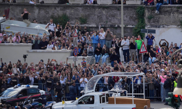 Requiescat in pace: Ο πλανήτης αποχαιρετά τον Πάπα Φραγκίσκο - Δείτε Live