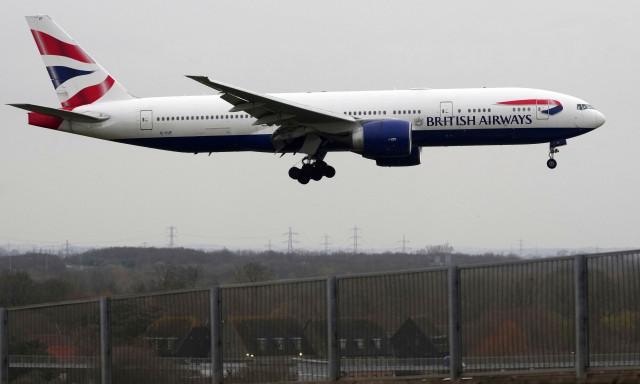 Αγγλία: Αεροσκάφος τυλίχθηκε στις φλόγες γιατί ο πιλότος μπέρδεψε το... δεξιά με το αριστερά