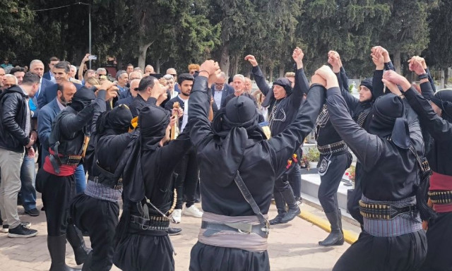 Αναβίωσε και φέτος το ταφικό έθιμο στα Κοιμητήρια Καλαμαριάς, με λύρες, νταούλια και χορούς