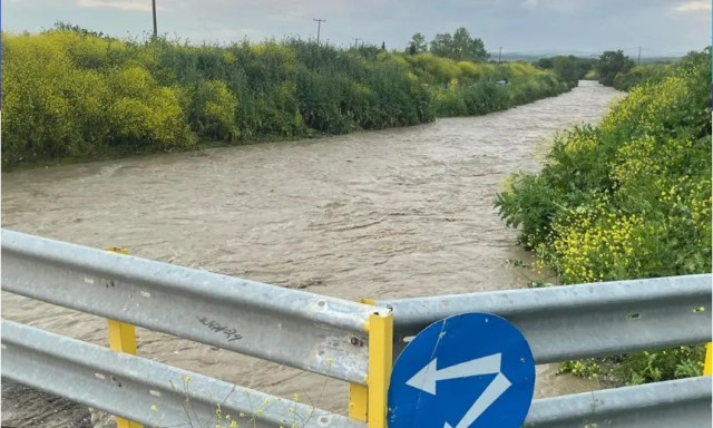 Υπερχείλισε ρέμα στη Χαλκιδική από τη νεροποντή - Διακόπηκε η κυκλοφορία