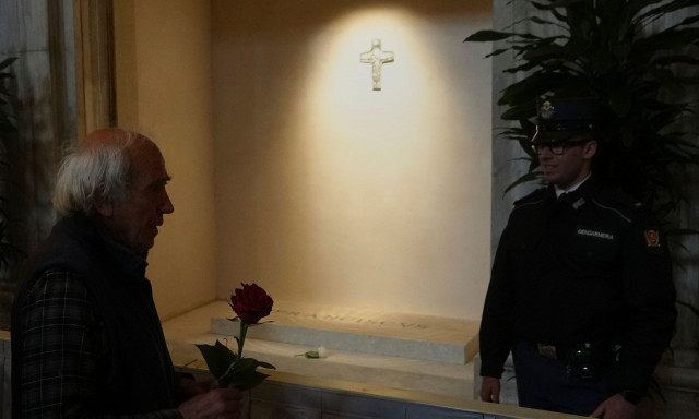 Με βαθιά συγκίνηση ο αποχαιρετισμός του Πάπα Φραγκίσκου - Χιλιάδες πιστοί συρρέουν στον τάφο του