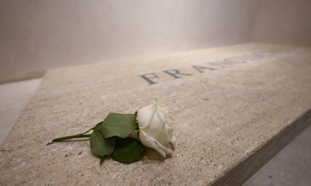 Πάπας Φραγκίσκος: Εικόνες από τον τάφο του όπου συρρέουν χιλιάδες πιστοί