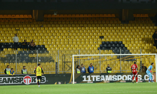 ΑΕΚ – Ολυμπιακός: Απογοήτευση, αποχώρηση κι αποδοκιμασίες | ΜΑΤ έξω από τα επίσημα