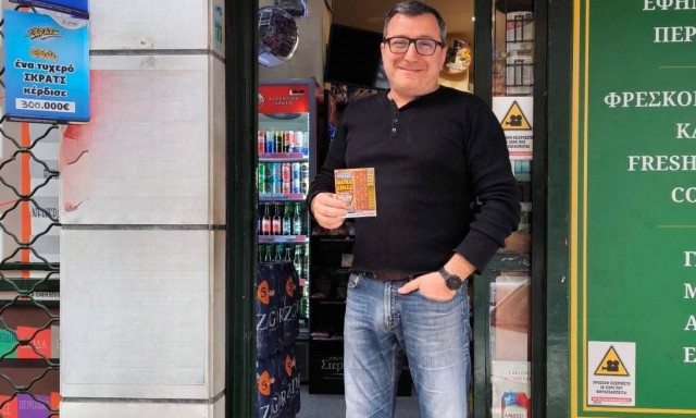 Πήγε να ψωνίσει βασικά αγαθά και έφυγε με 300.000 ευρώ - Η επίσκεψη παίκτη του ΣΚΡΑΤΣ σε μίνι μάρκετ