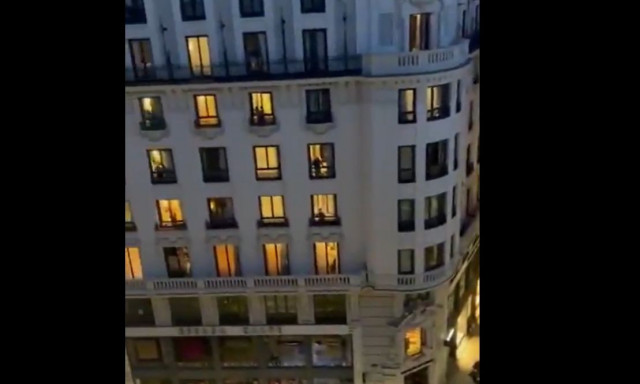 Μπλακ άουτ στην Ισπανία: Πανηγυρισμοί στους δρόμους της Μαδρίτης όταν ήρθε το ρεύμα