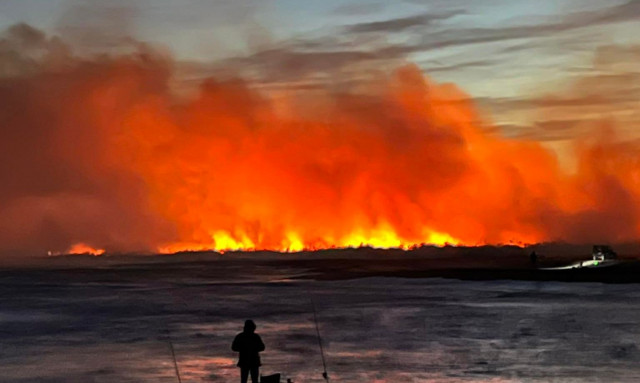 Μεγάλη φωτιά στην Καβάλα - Φωτογραφίες και βίντεο από την παραλία Μοναστηρακίου