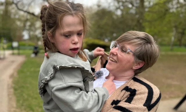 Αγγλία: Παιδί γεννήθηκε με την καρδιά έξω από το σώμα - Πώς οι ιατροί του χάρισαν μια μοναδική ζωή