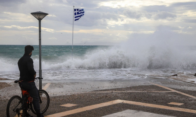 Καιρός: Προβλήματα δημιουργούν οι θυελλώδεις άνεμοι – Η πρόγνωση για την Πρωτομαγιά