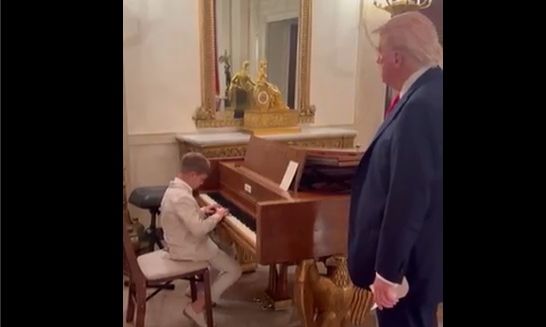 Ακούστε τον εγγονό του Ντόναλντ Τραμπ να παίζει πιάνο - Δίπλα του ο περήφανος παππούς