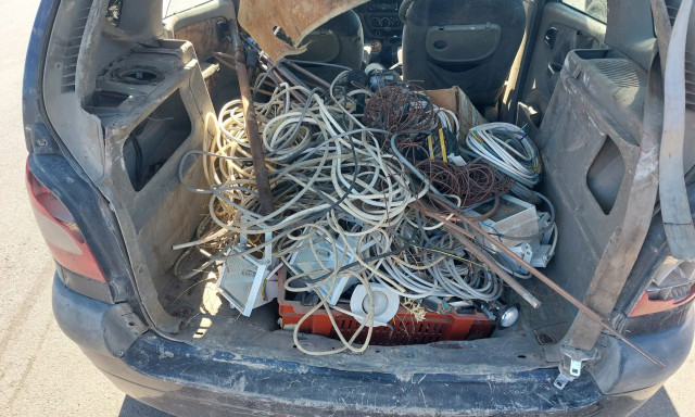 Νέο πλιάτσικο από συμμορίες Ρομά στις σιδηροδρομικές γραμμές της Θήβας – Δείτε βίντεο