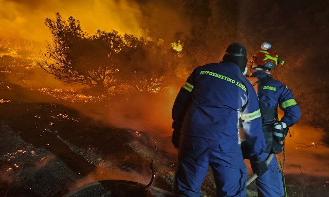 Υπό μερικό έλεγχο η πυρκαγιά στην Κερατέα - Οκτώ κάτοικοι μεταφέρθηκαν σε ασφαλές σημείο