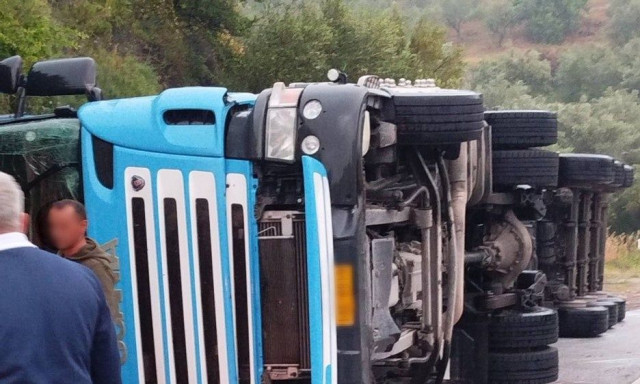 Χανιά: Τούμπαρε νταλίκα με ντομάτες στην Παλαιόχωρα