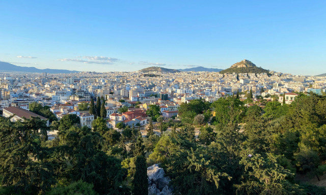 Δημοσκόπηση Opinion Poll για στεγαστικό: Κατά 44,1% «ευθύνονται» τα Airbnb για την αύξηση ενοικίων