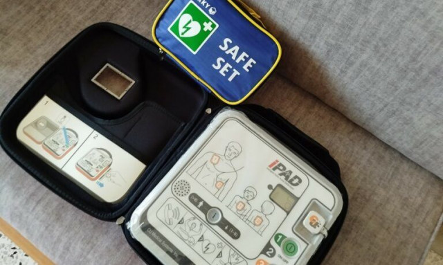 Έβρος: Δωρεά απινιδωτών σε σχολεία των Φερών στη μνήμη 35χρονου από την οικογένειά του