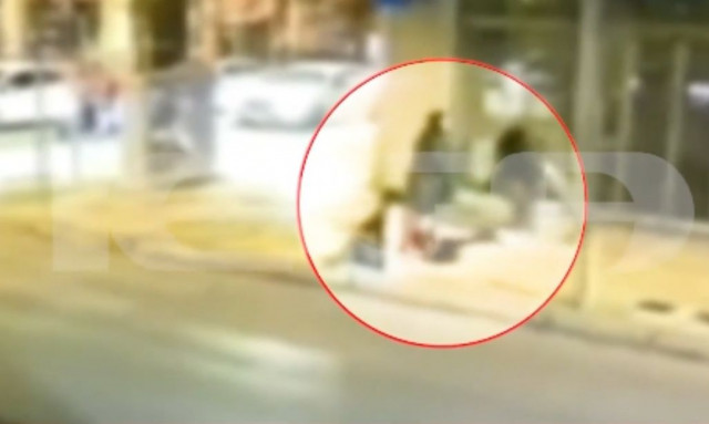 Εξάρχεια: Η στιγμή που 37χρονος επιτίθεται σε 22χρονη – Προσπάθησε να τη βιάσει