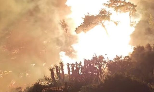 Φωτιά στην Κερατέα: Μήνυμα από το 112 – Εντολή απομάκρυνσης από την Παλιοκαμάριζα