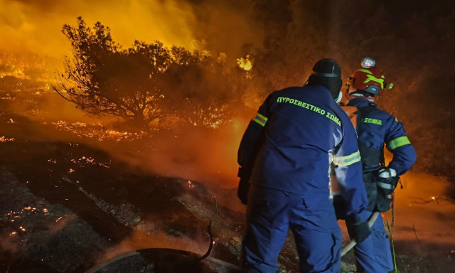 Φωτιά στην Κερατέα: Βελτιωμένη η εικόνα της πυρκαγιάς – «Μάχη» με τις διάσπαρτες εστίες