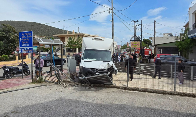 Σοβαρό τροχαίο στον Μαραθώνα: Φορτηγό ξέφυγε από την πορεία του και τραυμάτισε μαθητή