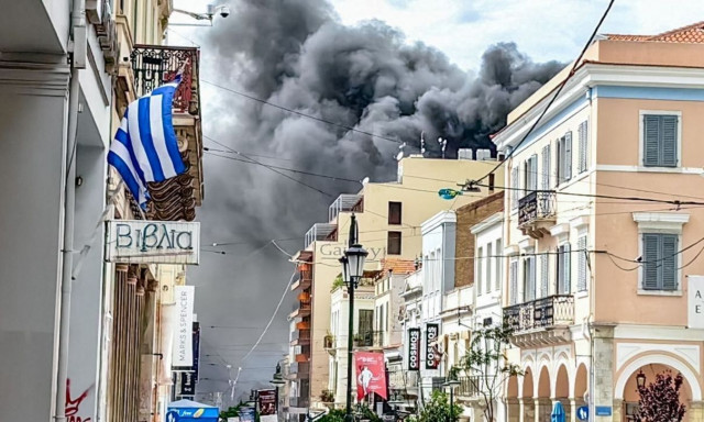 Πάτρα: «Δεν κινδύνευσαν ένοικοι», ανακοίνωσε το ξενοδοχείο που εκκενώθηκε λόγω της φωτιάς