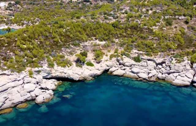 Σπηλιά της Νεράιδας: Πού γυρίστηκε η σκηνή με τη Καρέζη και τον Μπάρκουλη στο «Τζένη Τζένη»