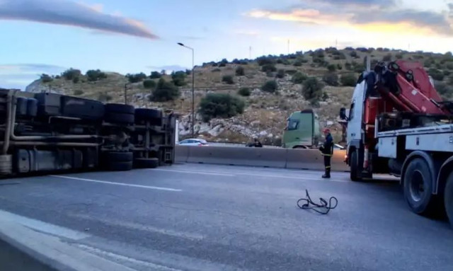 Σκαραμαγκάς: Συνεχίζονται οι προσπάθειες απομάκρυνσης της νταλίκας - Πώς θα διεξάγεται η κυκλοφορία