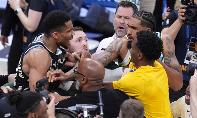 Γιάννης Αντετοκούνμπο: Τέλος η σεζόν για τους Μπακς, πέρασαν οι Πέισερς - Μεγάλη ένταση στο φινάλε