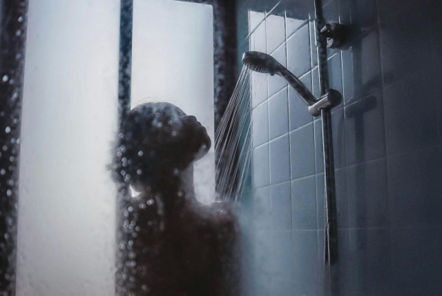 Μούχλα στο μπάνιο: Με αυτό το υλικό μπορεί να εξαφανιστεί φυσικά