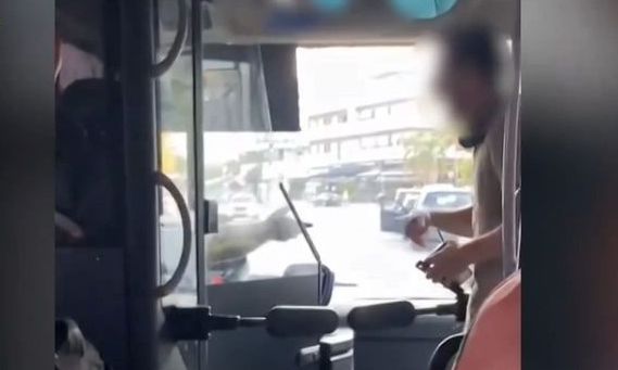 Επιβάτης «εκτοξεύει» ύβρεις κατά οδηγού λεωφορείου που κινείται με σκασμένο λάστιχο
