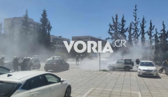 ΑΠΘ: Επιχείρηση της ΕΛΑΣ μετά την ανακατάληψη στο Στέκι Φυσικού - Βίντεο από την εκκένωση του χώρου