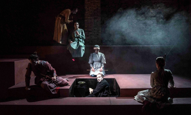 Θέατρο Σφενδόνη: Παράταση παραστάσεων για το «Συμπόσιο του Πλάτωνα» με την Άννα Κοκκίνου