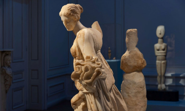 «Κυκλαδίτισσες»: Αλλαγή ημερομηνίας για τα εγκαίνια της έκθεσης στη Σαντορίνη