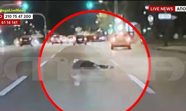 Τροχαίο στη Λεωφόρο Βουλιαγμένης: Βίντεο ντοκουμέντο με αστυνομικό να σέρνεται στο οδόστρωμα