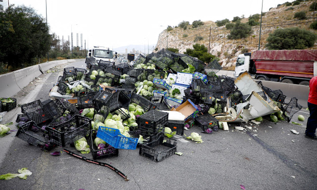 «Όταν πήγα να στρίψω, το αμάξι πήγε ευθεία γιατί δεν είχα λάστιχα», λέει ο οδηγός του φορτηγού