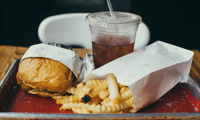 Η θανάσιμη συνήθεια που πρέπει να αποφεύγεις όταν ζεσταίνεις φαγητό από delivery