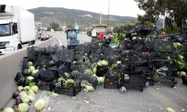 Ο οδηγός του φορτηγού που γέμισε με λάχανα τον Σκαραμαγκά είχε γεμίσει με πορτοκάλια τον Κηφισό