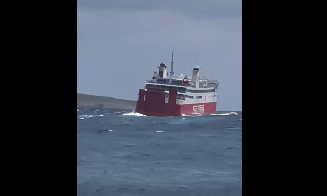 Πλοίο στο λιμάνι της Φολεγάνδρου «παλεύει» με τα κύματα - Δείτε βίντεο