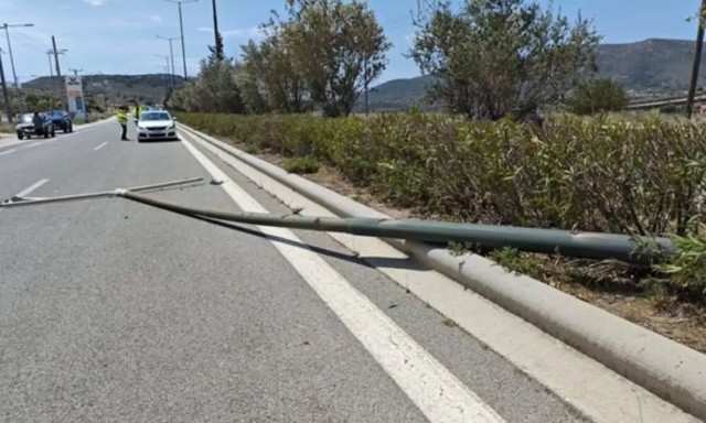 Κερατέα: Κολώνα που είχε σαπίσει έπεσε στη Λεωφόρο Λαυρίου