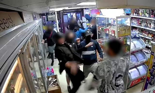 Άγριες σκηνές βίας: Ανήλικοι με κλωτσιές και γροθιές ληστεύουν υπάλληλο καταστήματος