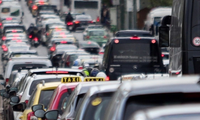 Το 90% των οδηγών δεν μπορεί να ολοκληρώσει διαδρομή με αυτοκίνητο χωρίς να αγγίξει το κινητό του