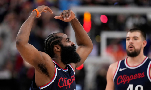 NBA: «Ζωντανοί» οι Κλίπερς, πρόκριση για Νικς