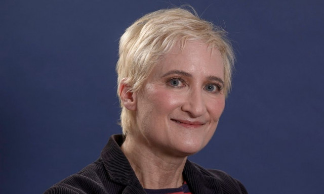 Θρήνος για την Jill Sobule: Πέθανε στα 66 της σε πυρκαγιά η Αμερικανίδα τραγουδίστρια