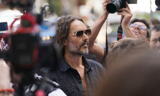 Ξεκινά η δίκη του ηθοποιού Ράσελ Μπραντ - Κατηγορείται για βιασμό και σεξουαλική επίθεση