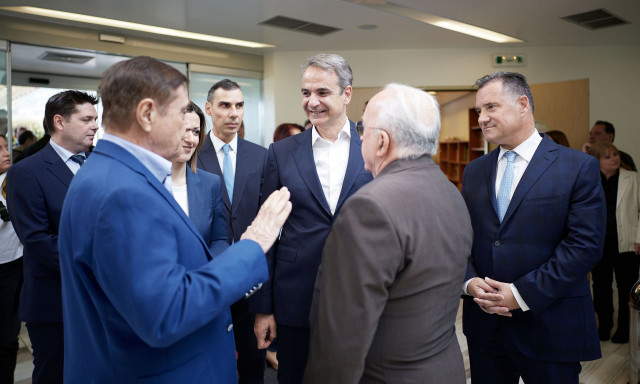 Ο Κυριάκος Μητσοτάκης στο Κέντρο Υγείας Κερατέας - Πρότυπη δομή ρομποτικής αποκατάστασης