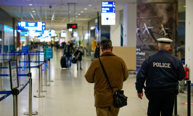 Δύο συλλήψεις για ληστεία στο πάρκινγκ του αεροδρομίου «Ελευθέριος Βενιζέλος»