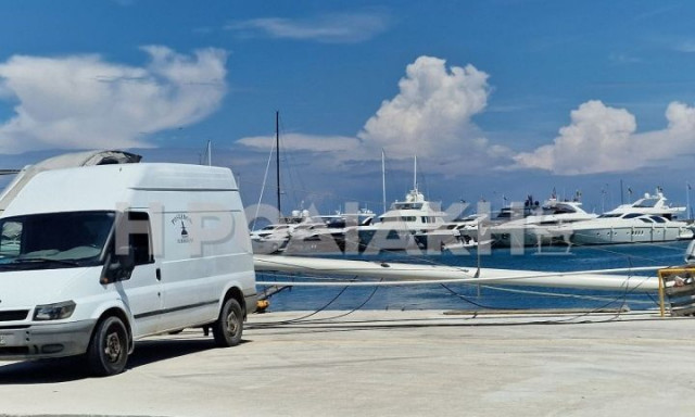 Ρόδος: Αποκολλήθηκε κατάρτι πλοίου και προκάλεσε ζημίες στο λιμάνι Μανδρακίου