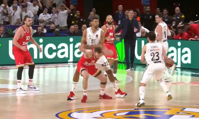 Ρεάλ Μαδρίτης-Ολυμπιακός: Κράξιμο Ένις της Μούρθια για το 5ο φάουλ στον Ταβάρες - «Άθλιο σφύριγμα»