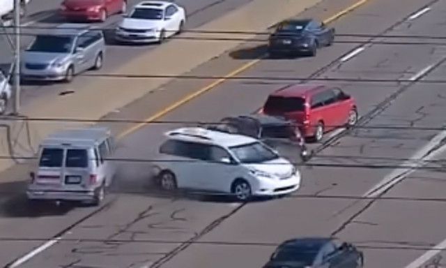 Οδηγός σταμάτησε στη μέση του αυτοκινητόδρομου, προκάλεσε καραμπόλα και έφυγε... ανενόχλητος