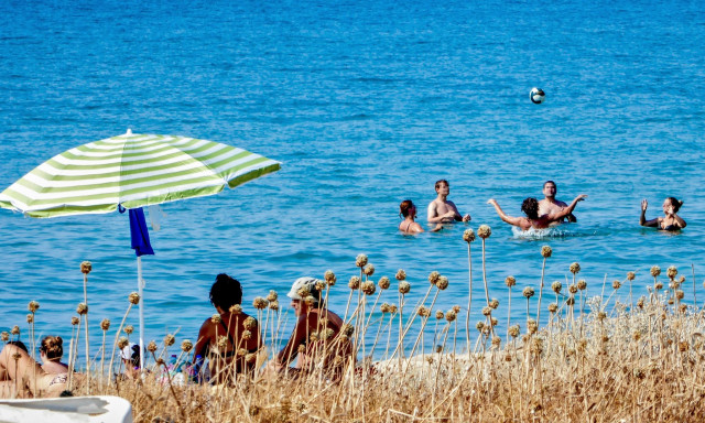 «Βούλιαξαν» οι παραλίες από κόσμο λόγω των υψηλών θερμοκρασιών - Βίντεο