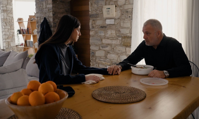 Γη της ελιάς - Spoiler: Ο Μάνος και η Μαρίνα παίρνουν την απόφαση να εγκαταλείψουν την Ελλάδα