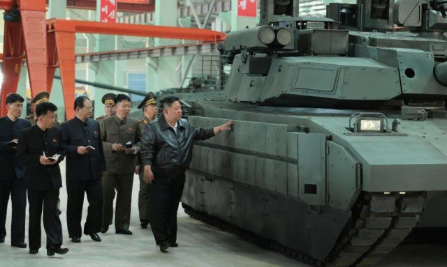 Κιμ Γιονγκ Ουν: Επισκέφθηκε εργοστάσιο αρμάτων μάχης
